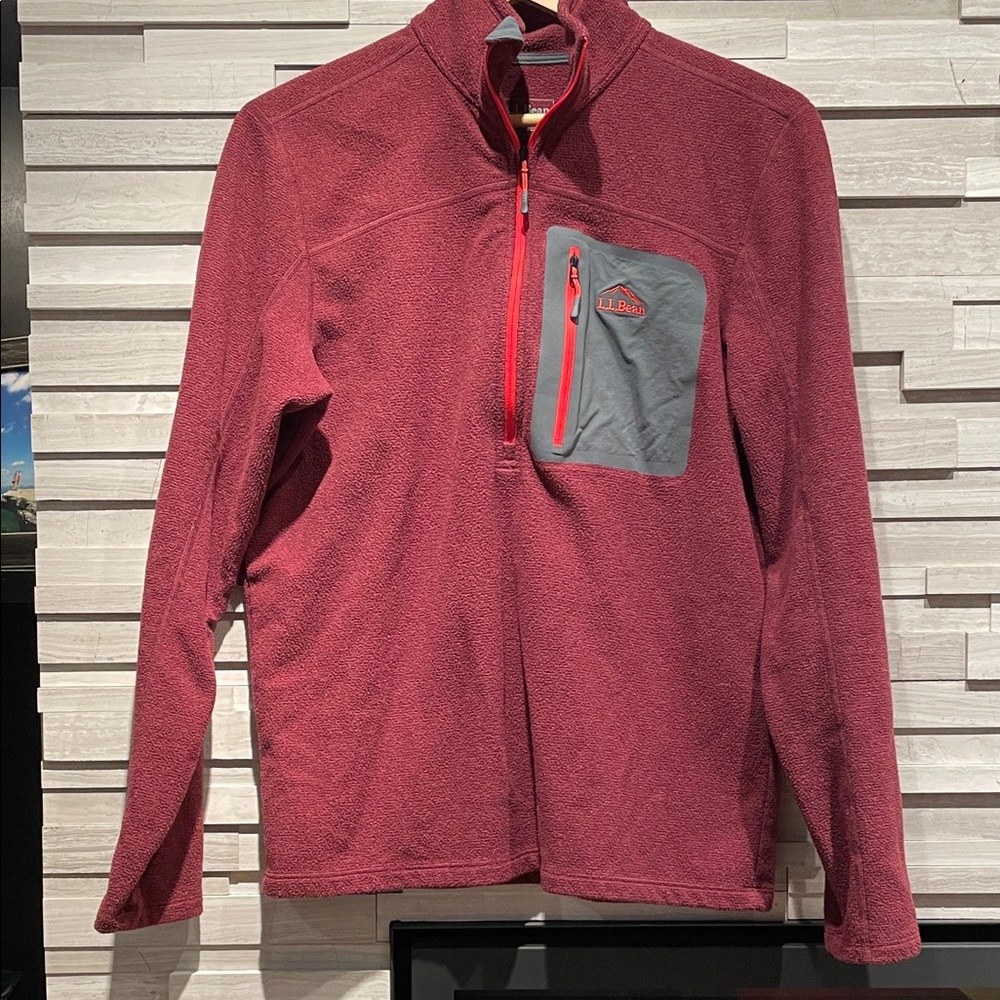 L.L.Bean Men’s medium maroon Fleece Pullover with Gray Pocket - like new Size M